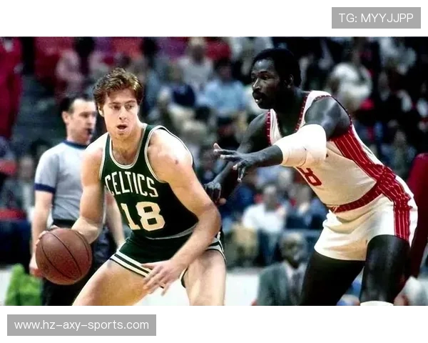 《探索篮球巨星的成长历程与赛场传奇，见证他们如何突破极限成就辉煌》